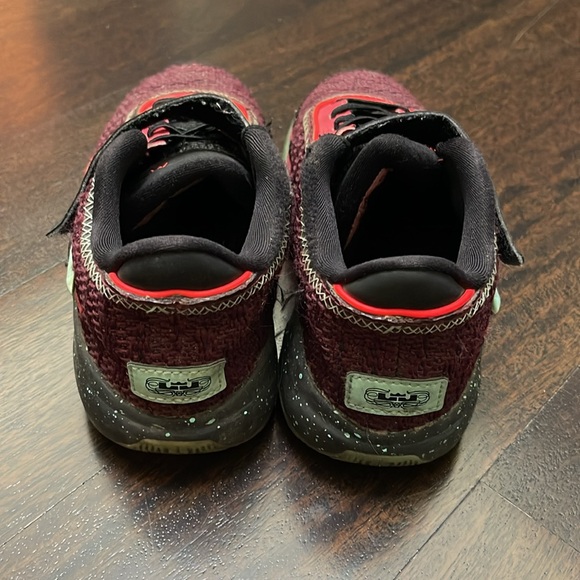 Nike LeBron James sneakers - Picture 3 of 5